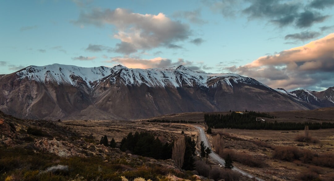 Silueta de una estancia pampeana al atardecer
