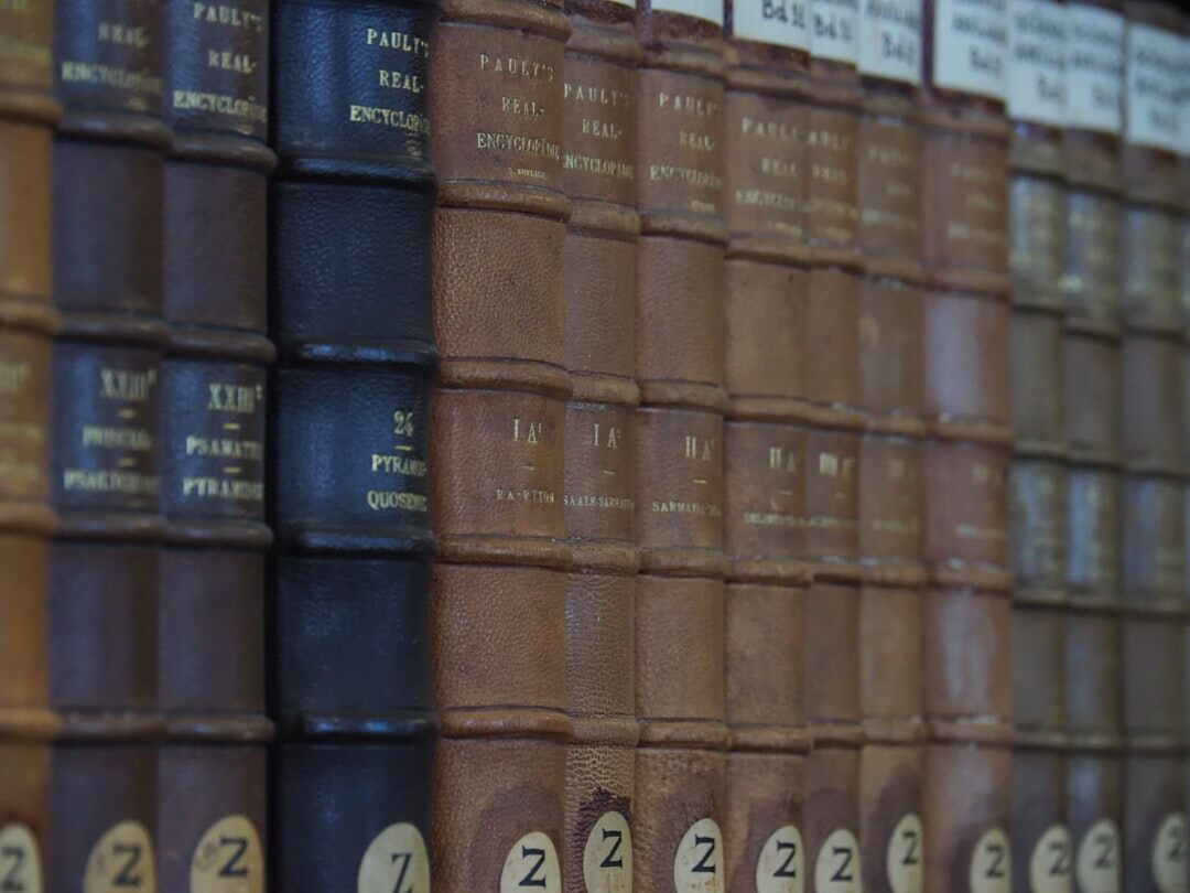 Sala de archivo con estanterías repletas de libros antiguos